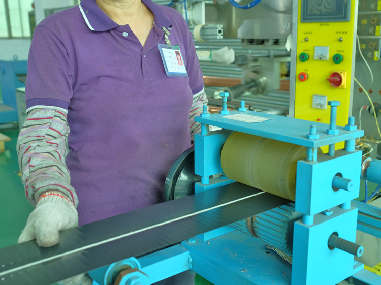 太阳能厂家-员工操作