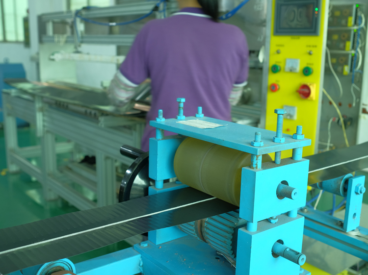 太阳能厂家-员工操作