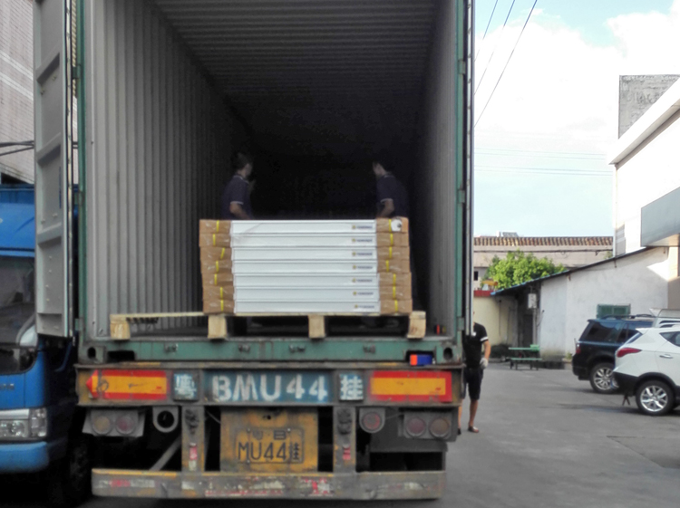 太阳能板装车过程