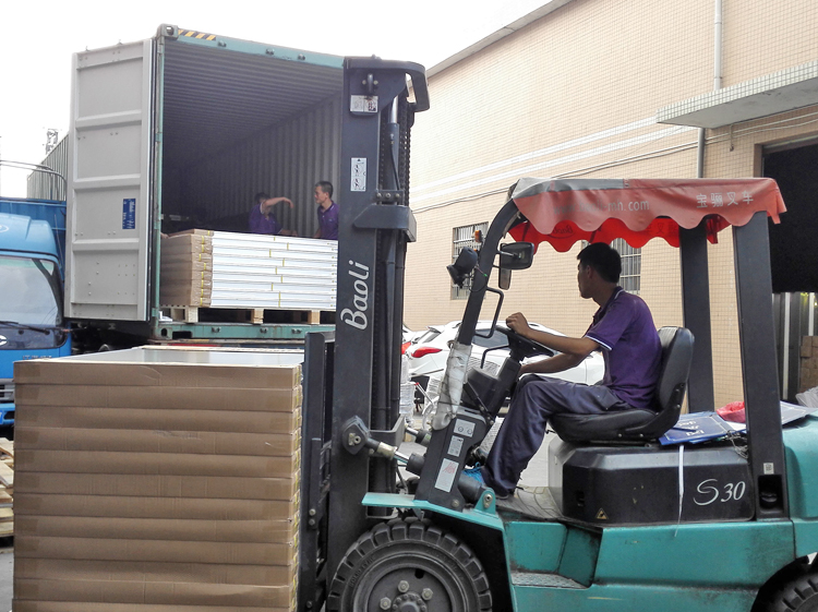 太陽能板裝車過程