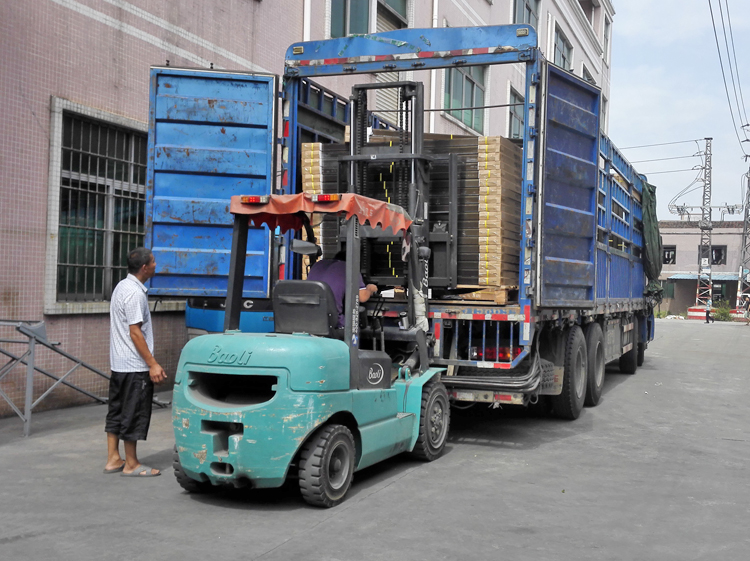 太阳能板装车过程