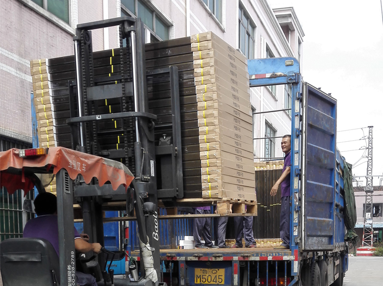 太阳能板装车过程