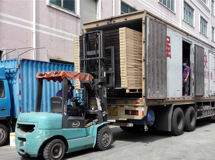 太阳能板装车过程