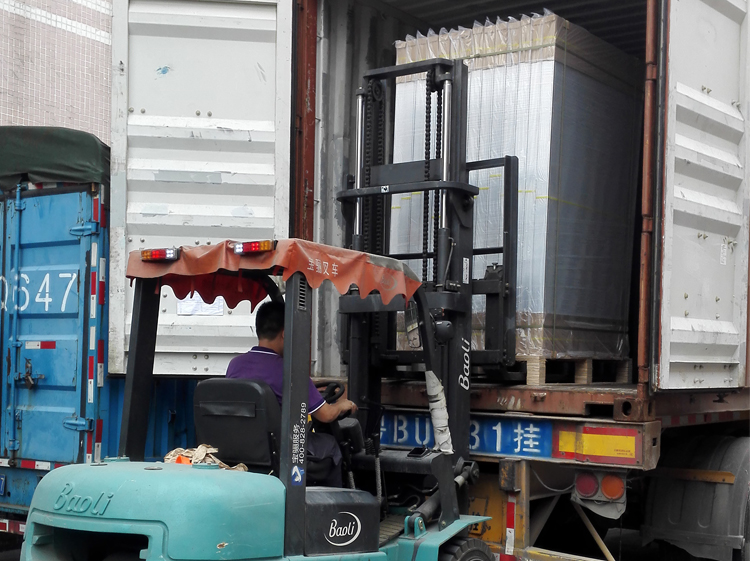 太阳能板装车过程